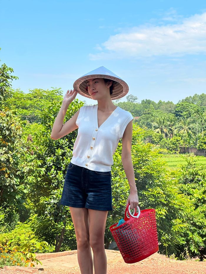 Hoa hậu Lương Thùy Linh giản dị xách làn đi chợ khi về thăm quê nội ở Bắc Giang vào dịp nghỉ lễ 2/9.