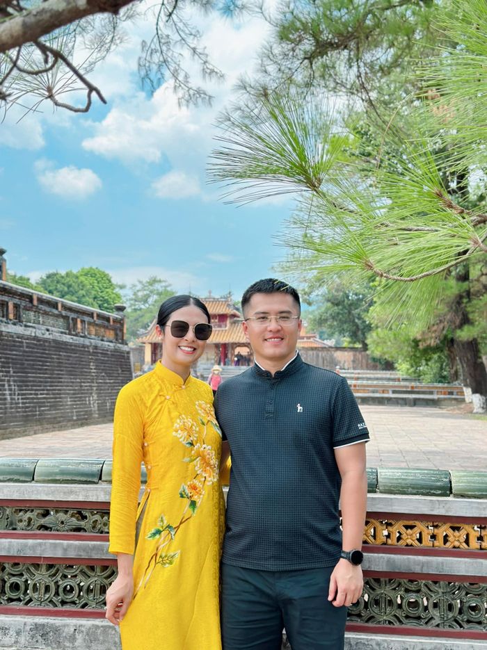 Hoa hậu Ngọc Hân diện áo dài màu vàng, cùng chồng thăm Đại nội Huế trong ngày 2/9.