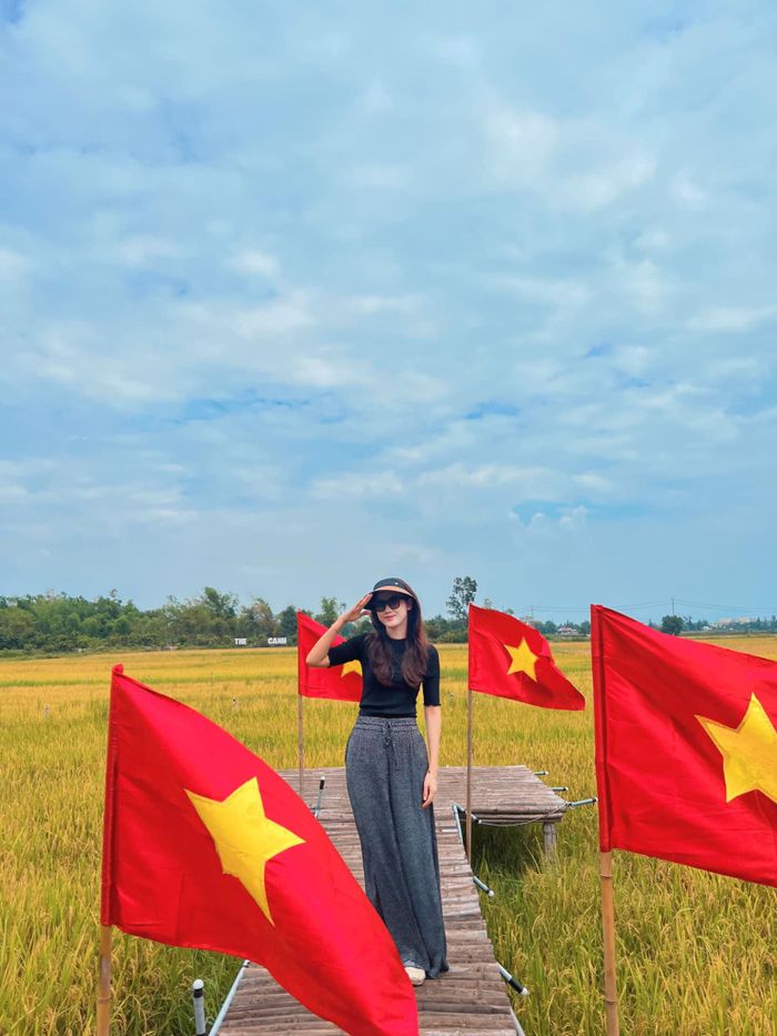 Á hậu Thanh Tú chia sẻ bức ảnh khi đi nghỉ vào dịp lễ 2/9.