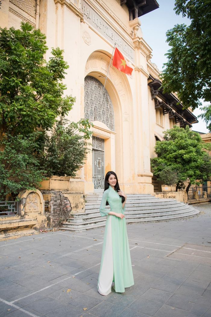 Á hậu Phương Anh diện áo dài xanh nền nã, thăm Dinh Độc lập trong ngày 2/9.