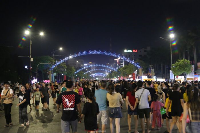 Anh Nguyễn Minh Công (trú huyện Thanh Chương, Nghệ An) cho biết: "Được nghỉ lễ nên tôi đưa gia đình mình xuống TP Vinh để trải nghiệm phố đi bộ, không ngờ đông thế. Không khí rất náo nhiệt và đủ các hoạt động vui chơi giải trí”.