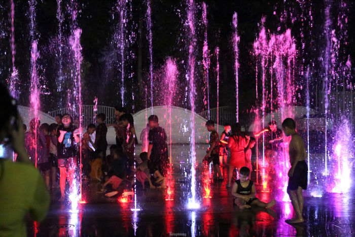 Các em nhỏ thích thú tắm mát