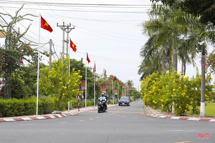 Các tuyến đường ở Hà Tĩnh rực rỡ cờ Tổ quốc chào mừng kỷ niệm 78 năm ngày Quốc khánh (2/9/1945 - 2/9/2023). Ảnh P.V