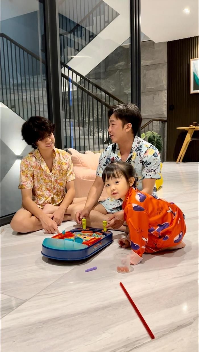 Cường Đô La đặc biệt để tâm tới nhóc tỳ Subeo, anh từng chia sẻ với một người bạn rằng bản thân luôn cố gắng thân thiết, ở bên cạnh con trai để có thể hiểu hết tâm tư của quý tử