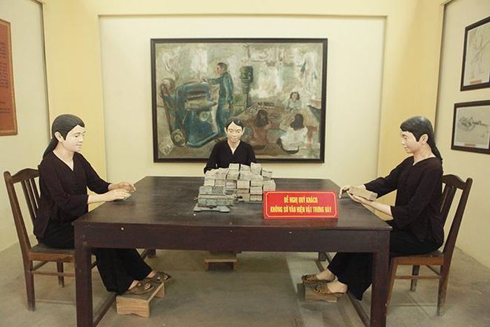 Ảnh chụp tại Di tích lịch sử Nhà máy in tiền đầu tiên của Việt Nam.