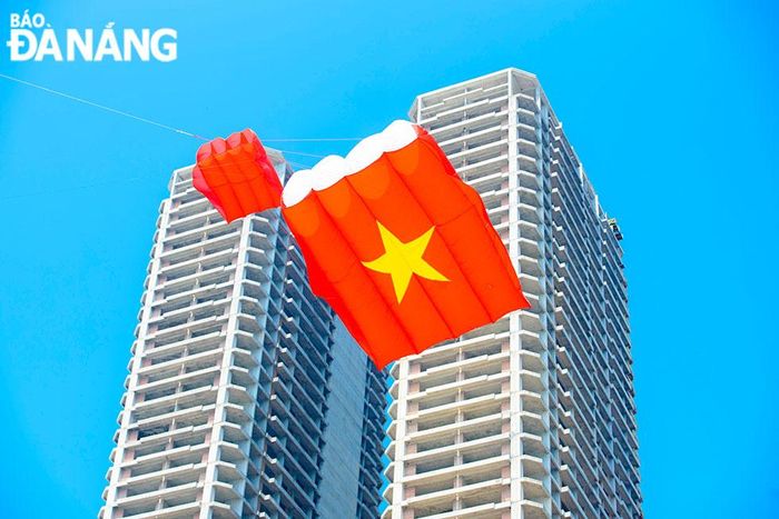 Cánh diều mang màu cờ Tổ quốc tung bay trên bãi biển Phạm Văn Đồng.