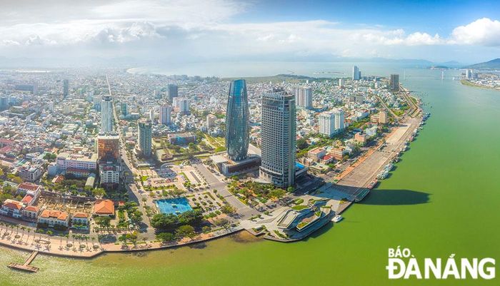 Trung tâm Hành chính thành phố bên bờ Đông sông Hàn.