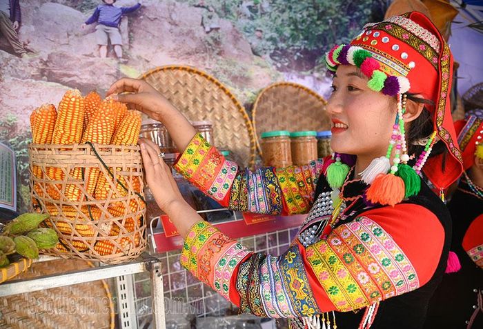 Người dân về tham quan gian hàng trưng bày sản phẩm truyền thống của xã Sín Thầu.