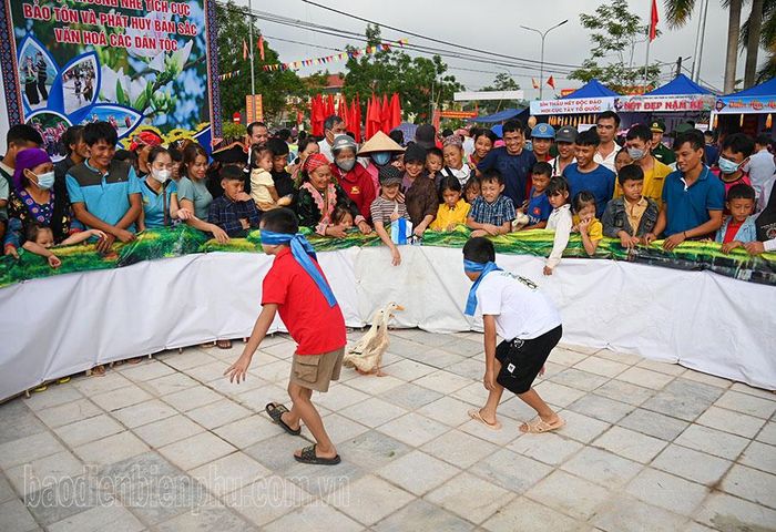 Người dân hào hứng tham gia trò chơi bịt mắt bắt vịt.