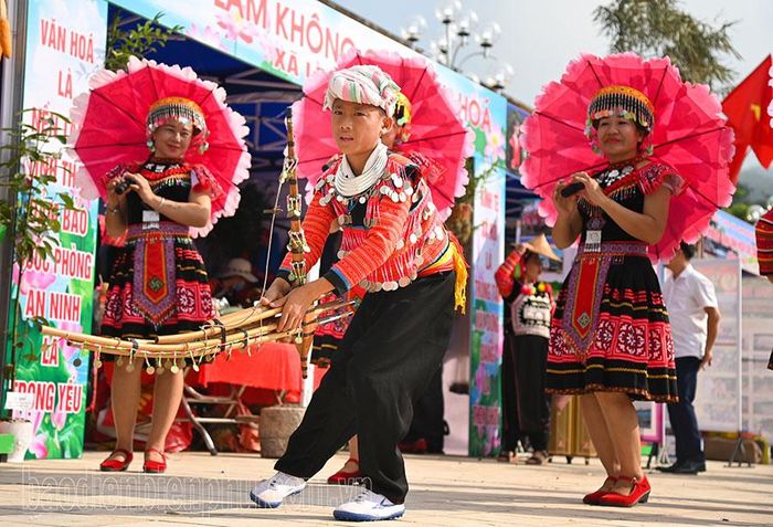 Biểu diễn múa khèn Mông truyền thống phục vụ người dân và du khách.