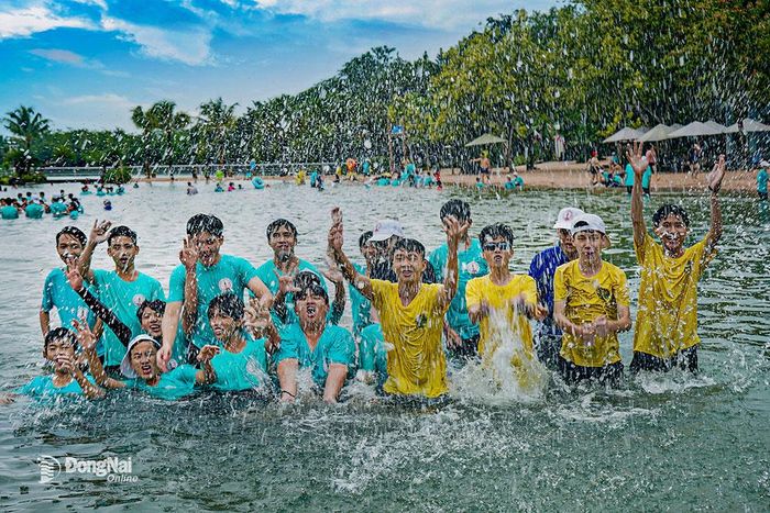 Khoảnh khắc vui hè. Ảnh: ĐỖ DUY THỂ