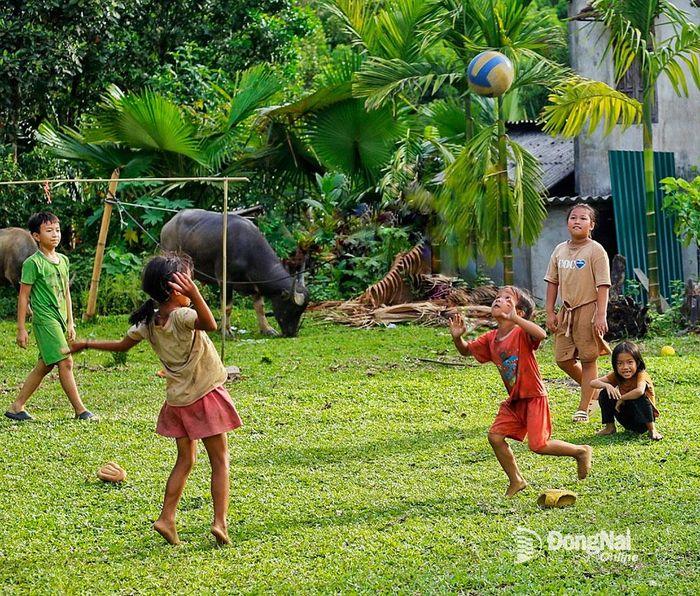 Vui cùng trái bóng. Ảnh: NGUYỄN TUẤN NHỰT
