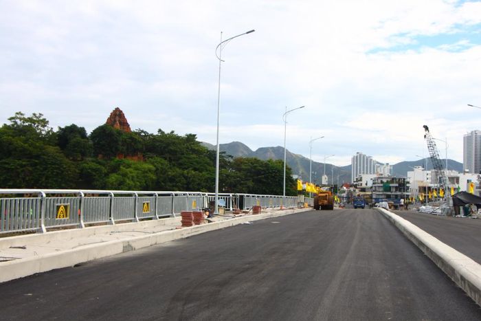 Mặt cầu đã được thảm bê tông nhựa một phần.