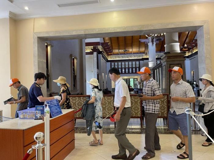 Khách làm thủ tục qua cổng kiểm soát tại cầu cảng Vinpearl 