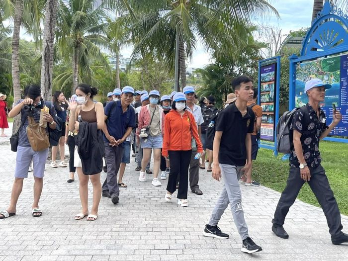 Rất nhiều đoàn khách du lịch đã đến tham quan VinWonders Nha Trang trong dịp lễ này.