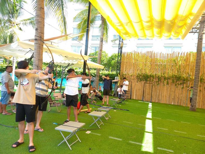 Du khách trải nghiệm bắn cung tại Khu du lịch Champa Island Nha Trang.