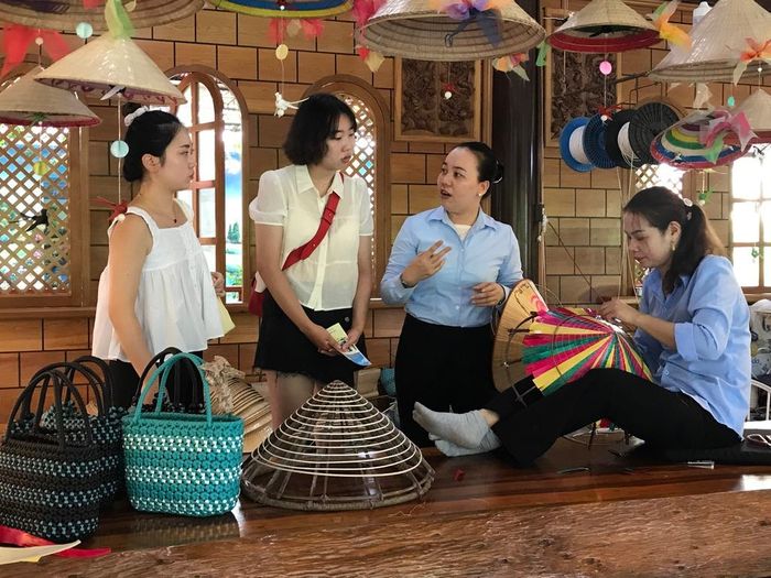 Du khách Hàn Quốc tìm hiểu nghề truyền thống tại Làng nghề Trường Sơn