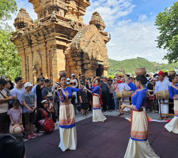 Du khách xem biểu diễn múa Chăm tại Tháp Bà Ponagar ngày 2-9.