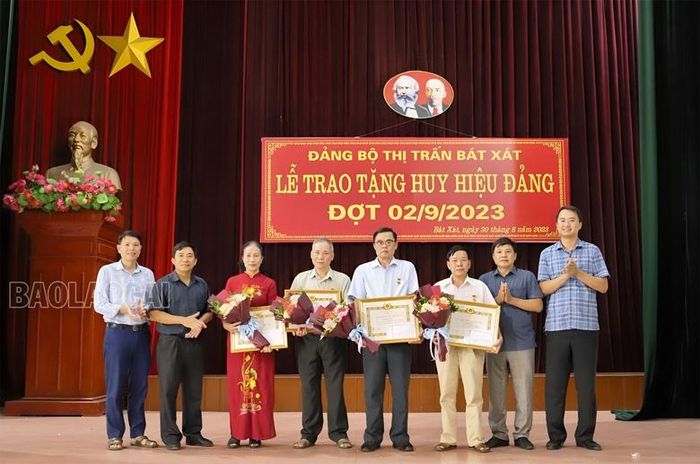  Trao Huy hiệu Đảng cho đảng viên thuộc Đảng bộ thị trấn Bát Xát, huyện Bát Xát. 
