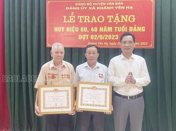  Trao Huy hiệu Đảng cho đảng viên thuộc Đảng bộ xã Khánh Yên Hạ, huyện Văn Bàn. 