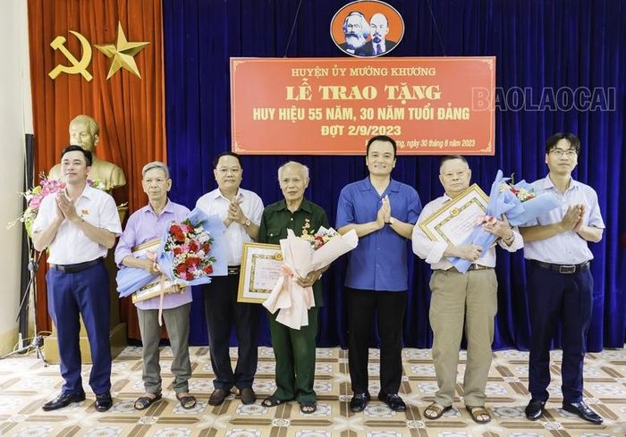  Trao Huy hiệu Đảng cho đảng viên thuộc Đảng bộ huyện Mường Khương. 