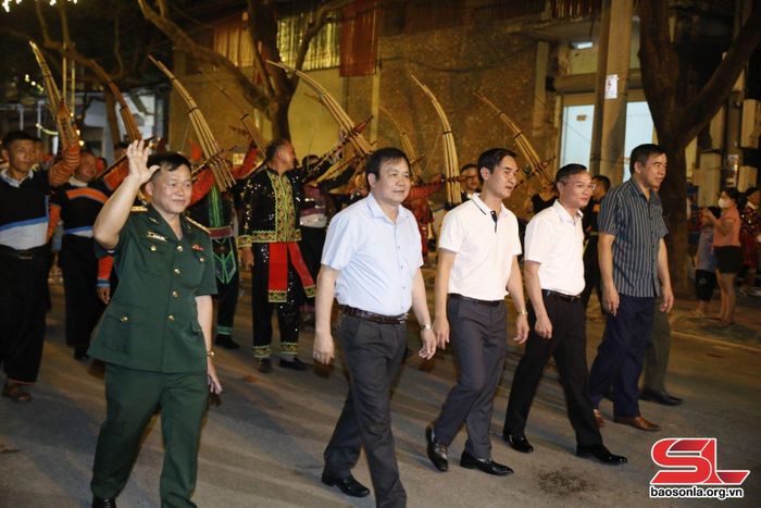 Lãnh đạo huyện Phù Yên tham gia màn diễu hành đường phố tái hiện hoạt động văn hóa cộng đồng.