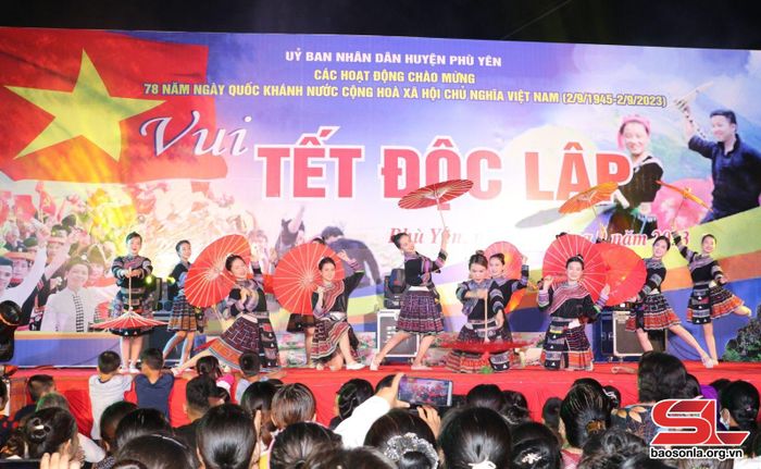 Chương trình nghệ thuật "Vui Tết Độc lâp" được dàn dựng công phu.