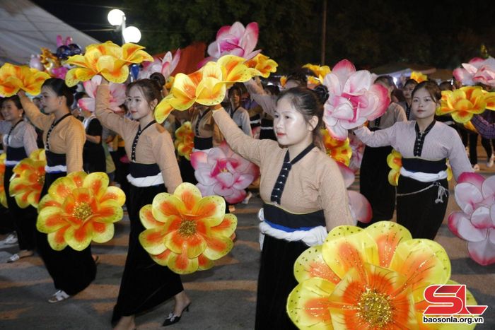 Những cô gái dân tộc Mường mang đến lễ hội những điệu múa uyển chuyển, linh hoạt.