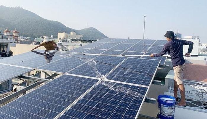 Lắp đặt điện mặt trời trên mái nhà vừa giúp tăng nguồn cung điện, vừa giúp tiết kiệm chi phí.
