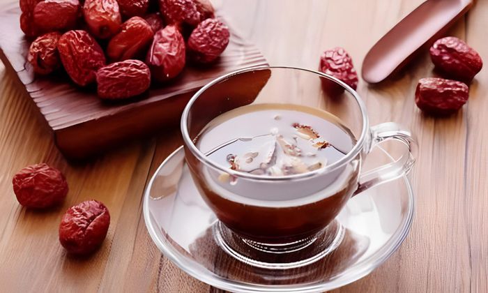 Trà táo đỏ giúp làn da giảm tích tụ sắc tố, trở nên tươi trẻ và rạng ngời hơn.