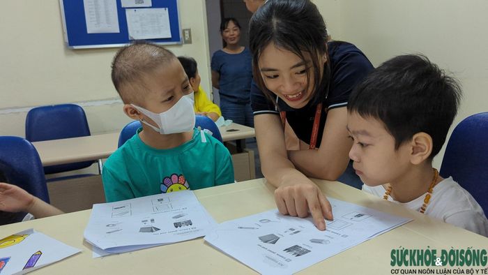 Giáo viên tận tâm chia sẻ kiến thức cho từng bệnh nhi.