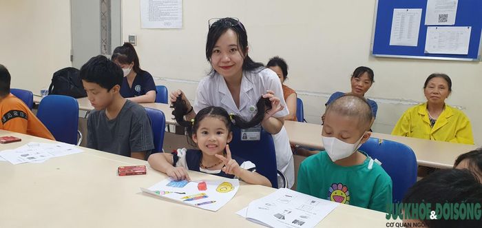 Các bậc phụ huynh, người thân luôn dõi theo từng cử chỉ của các con.