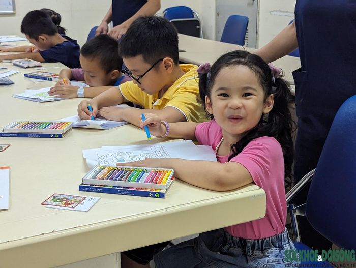Bệnh nhi Bảo Anh, 5 tuổi (áo hồng) hào hứng: "Lớp học rất thú vị, con được học nhiều điều hay, con hy vọng sẽ được học nhiều thêm nhiều tiết học hơn nữa".