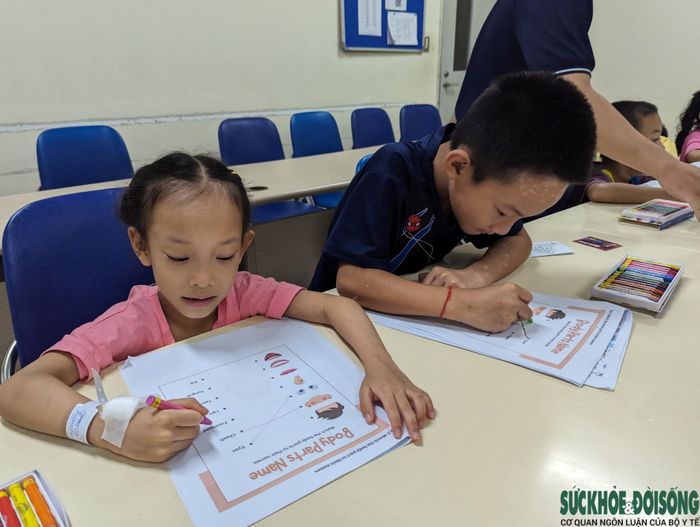 Các con chăm chú học bài trong giờ giảng.