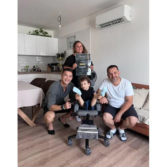Hình ảnh Patrik Lê Giang làm từ thiện tại một bệnh viện ở Slovakia.