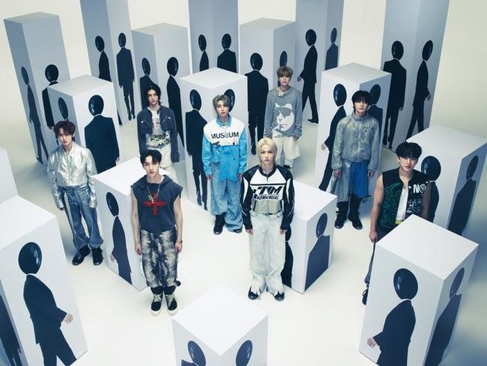 STRAY KIDS