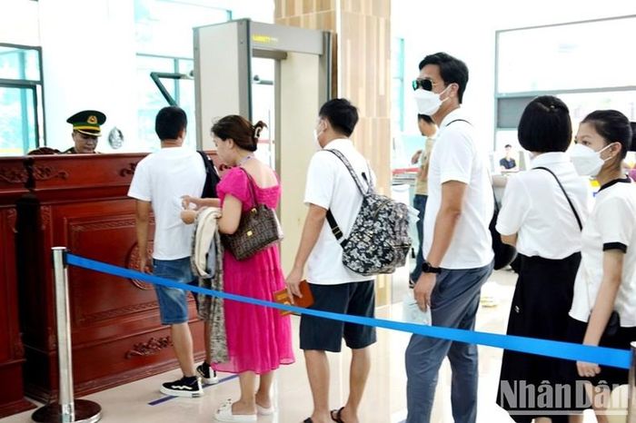 Du khách làm thủ tục xuất cảnh sang Trung Quốc qua Cửa khẩu quốc tế Lào Cai. (Ảnh: QUỐC HỒNG)