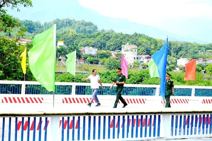Lực lượng Biên phòng làm nhiệm vụ trên cầu Hồ Kiều. (Ảnh: QUỐC HỒNG)