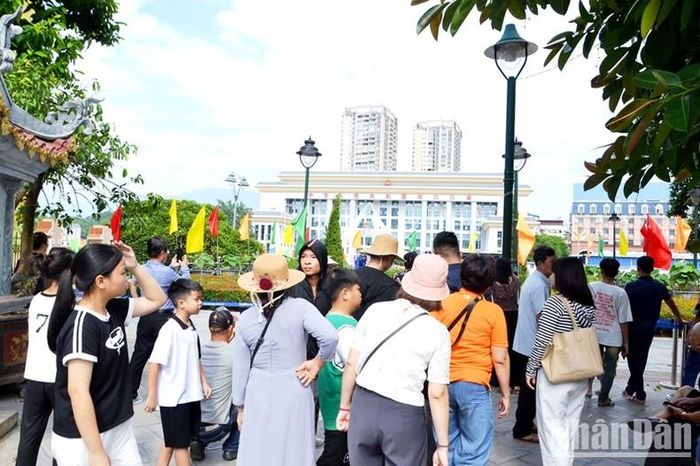 Mọi người tập trung ở khu vực cửa khẩu để check-in và làm thủ tục xuất cảnh sang Hà Khẩu (Trung Quốc). (Ảnh: QUỐC HỒNG)