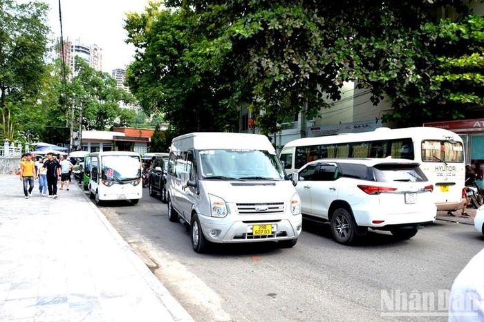 Xe chở khách các loại chật kín đường phố. (Ảnh: QUỐC HỒNG)