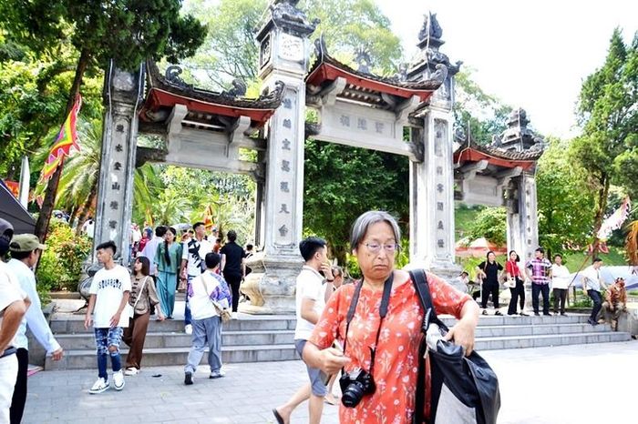 Ngoài khu vực cửa khẩu, rất đông du khách đến thăm Đền Thượng, thắp hương tưởng nhớ Quốc công Tiết chế Hưng Đạo Đại Vương Trần Quốc Tuấn. (Ảnh: QUỐC HỒNG)