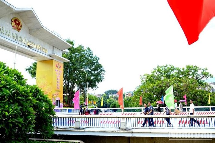 Du khách từ Trung Quốc nhập cảnh thăm Lào Cai. (Ảnh: QUỐC HỒNG)