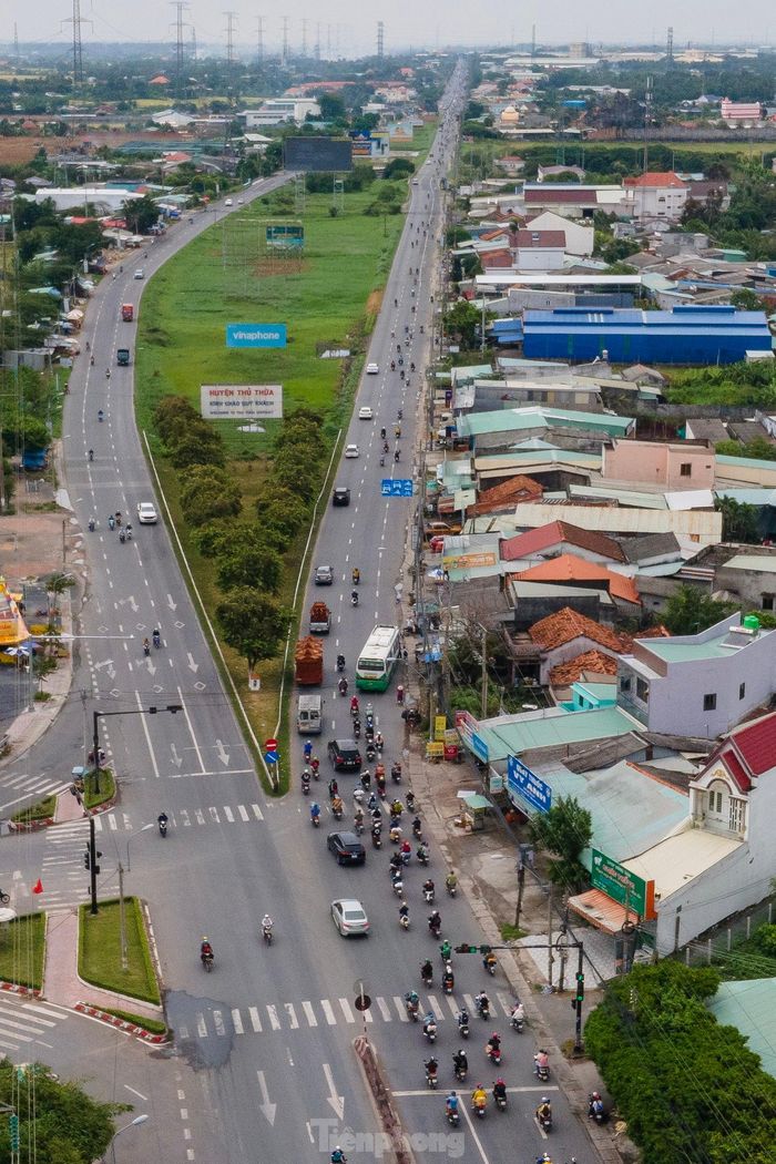 Khu vực mũi tàu qua trung tâm hành chính huyện Thủ Thừa (Long An) có sự khác biệt về mật độ phương tiện của hai chiều di chuyển.