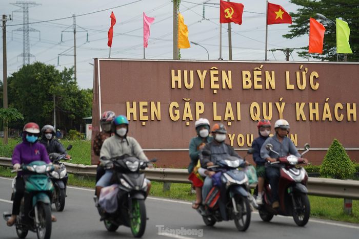 Lượng xe máy tăng đột biến nên một số phương tiện di chuyển lấn làn gây mất an toàn giao thông.