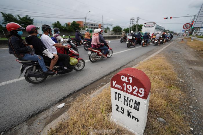 Theo ghi nhận của phóng viên trên tuyến Quốc lộ 1, đoạn qua địa bàn tỉnh Long An tuy có rất nhiều phương tiện giao thông từ miền Tây đổ về TPHCM và các tỉnh miền Đông nhưng chưa xảy ra ùn tắc giao thông. 