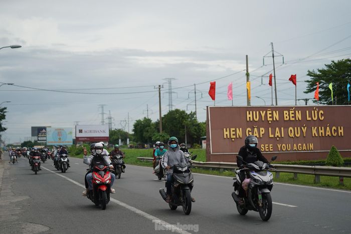 Cách mũi tàu huyện Thủ Thừa chừng chục cây số, đoạn qua huyện Bến Lức cũng khá đông phương tiện đổ về hướng TPHCM.