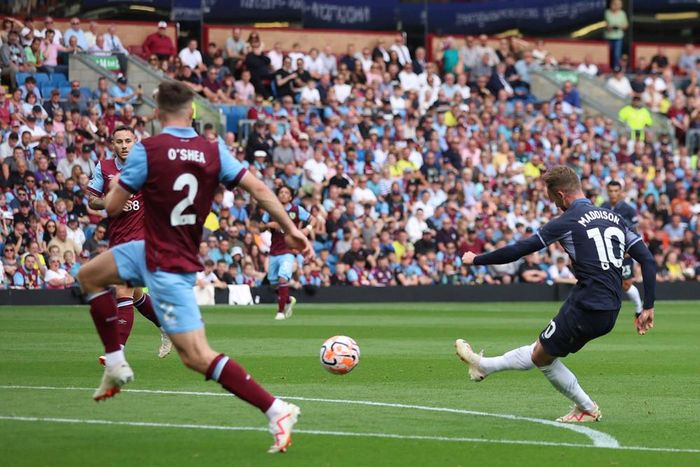 Qua giờ giải lao, James Maddison cứa lòng đẹp mắt nâng tỷ số lên 3-1