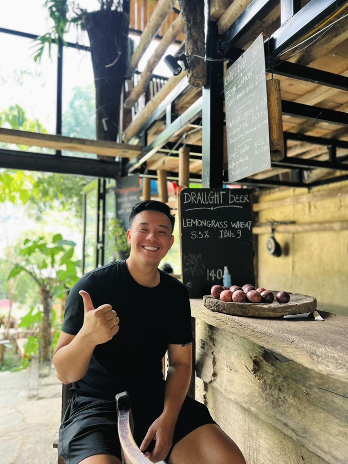 Ca sĩ Đông Hùng chọn một địa điểm không đông người để xả hơi, làm mới bản thân những ngày nghỉ.