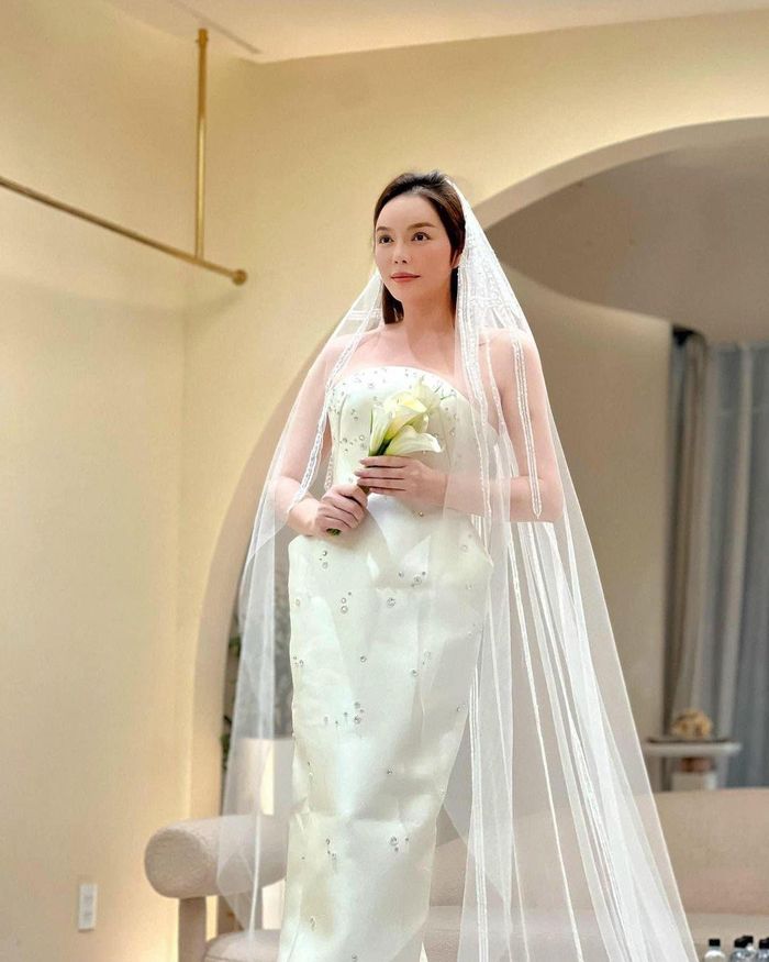 Sao Việt ngày 3/9: Lý Nhã Kỳ đi thử váy cưới. Cô chia sẻ: "Lễ người ta đi chơi còn em đi thử đầm".