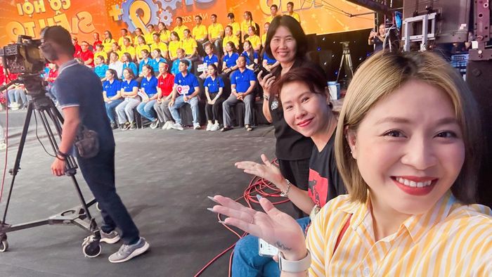 MC Hoàng Linh đăng ảnh hậu trường buổi làm việc vui vẻ trong kỳ nghỉ lễ.